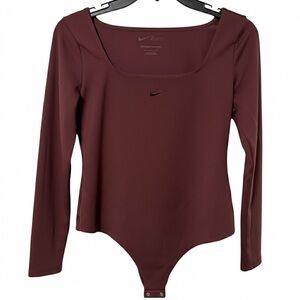 woman’s Nike form long sleeve body suit Size large in burgundy- NWT